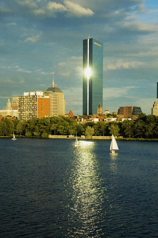 帆船,无人,竖图,室外,白天,正面,旅游,度假,河流,水,太阳,植物,标志建筑,城市,地标,建筑,船,美国,阴影,波纹,光线,影子,河水,水流,云,云朵,涟漪,云彩,娱乐,建设,树,树木,蓝色,绿色,白云,倒影,蓝天,水纹,天空,阳光,自然,交通工具,波浪,天,享受,休闲,旅游胜地,放松,生长,晴朗,成长,倒映,北美,北美洲,载具,美洲,伊利诺斯州,芝加哥,世界屠猪城,巨肩之城,劳动之城,伊利诺伊,伊利诺伊州,伊利诺州,水晕,芝加哥市,芝城,林肯之地,北亚美利加洲,亚美利加洲,约翰汉考克大厦,反照,晴空,彩图