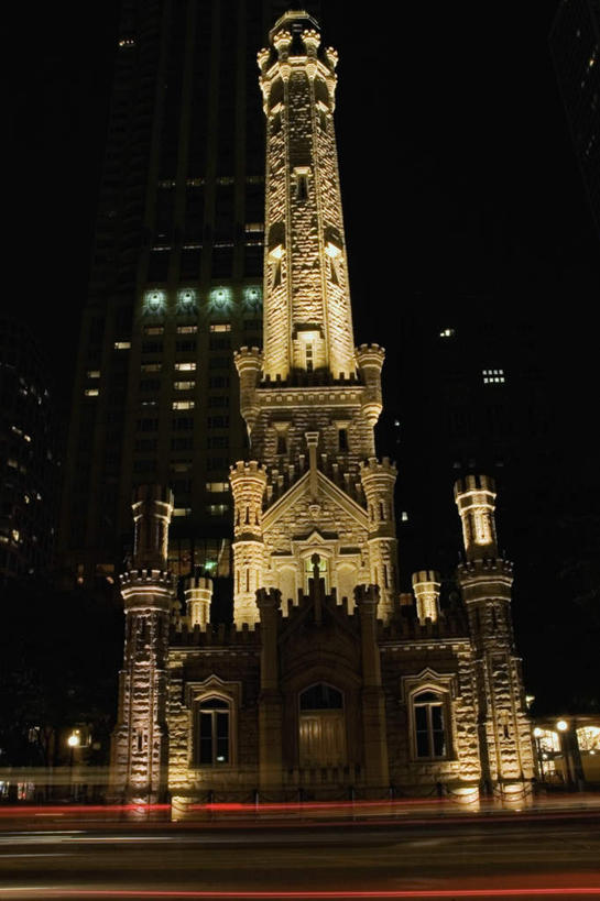 无人,高楼大厦,竖图,室外,夜晚,长时间曝光,仰视,旅游,度假,窗户,标志建筑,城市,道路,地标,建筑,路,摩天大楼,公路,雕塑,美国,朦胧,模糊,艺术,装饰,雕刻,雕像,交通,娱乐,建设,玻璃窗,工艺品,享受,休闲,旅游胜地,放松,纪念,美术,北美,北美洲,主题,美洲,曝光,陈列,伊利诺斯州,芝加哥,世界屠猪城,巨肩之城,劳动之城,伊利诺伊,伊利诺伊州,伊利诺州,芝加哥市,芝城,林肯之地,功能,美学,北亚美利加洲,亚美利加洲,水塔大厦,马路,彩图,低角度拍摄,大楼,高层建筑,高楼,摩天楼