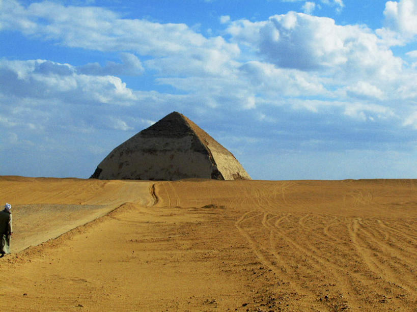 西方人,一个人,走,横图,室外,白天,民族服装,旅游,度假,石头,名胜古迹,地标,欧洲,非洲,埃及,黑人,欧洲人,仅一个男性,仅一个人,仅一个中年男性,阴影,遗迹,光线,石子,头巾,影子,云,云朵,云彩,古迹,历史,文物,娱乐,古建筑,背面,蓝色,白云,蓝天,天空,阳光,天,享受,休闲,旅游胜地,金字塔,放松,晴朗,古埃及,古文明,北非,萨卡拉,古代七大奇迹,阿拉伯埃及共和国,金字塔之国,棉花之国,阿非利加洲,阶梯金字塔,塞加拉,圣卡拉梯形金字塔,男人,男性,中年男性,非洲人,石块,岩石,晴空,步行,散步,走路,半身,彩图,传统服装,民俗服,标志性建筑