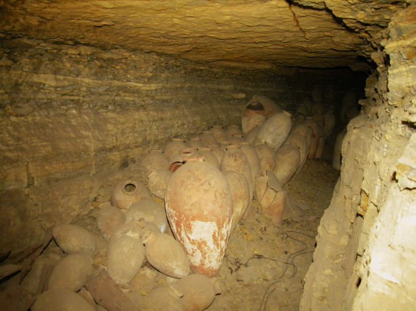 无人,横图,室内,白天,正面,旅游,度假,石头,名胜古迹,标志建筑,地标,建筑,花瓶,非洲,埃及,破碎,遗迹,石子,陶瓷,洞,陶瓷制品,古迹,文物,娱乐,建设,古建筑,废墟,瓶子,享受,休闲,旅游胜地,放松,洞穴,古埃及,破裂,古文明,北非,萨卡拉,摧毁,穴,阿拉伯埃及共和国,金字塔之国,棉花之国,阿非利加洲,塞加拉,石块,岩石,彩图