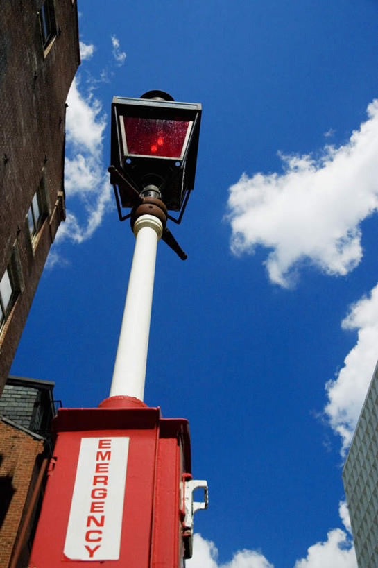 无人,家,竖图,室外,白天,仰视,度假,美景,城市风光,城市,照明,美国,阴影,光线,影子,房屋,屋子,景观,云,云朵,公寓,灯光,云彩,娱乐,洋房,楼房,住宅,灯,蓝色,白云,蓝天,天空,阳光,灯具,天,享受,休闲,景色,放松,晴朗,照亮,北美,北美洲,照明设备,美洲,波士顿,马萨诸塞州,麻州,麻省,首府,马萨诸塞,麻塞诸塞,老殖民地,海湾之州,应急灯,美国雅典,豆豆城,宇宙的中心,山上的城,超验城,北亚美利加洲,亚美利加洲,晴空,彩图,低角度拍摄,房子