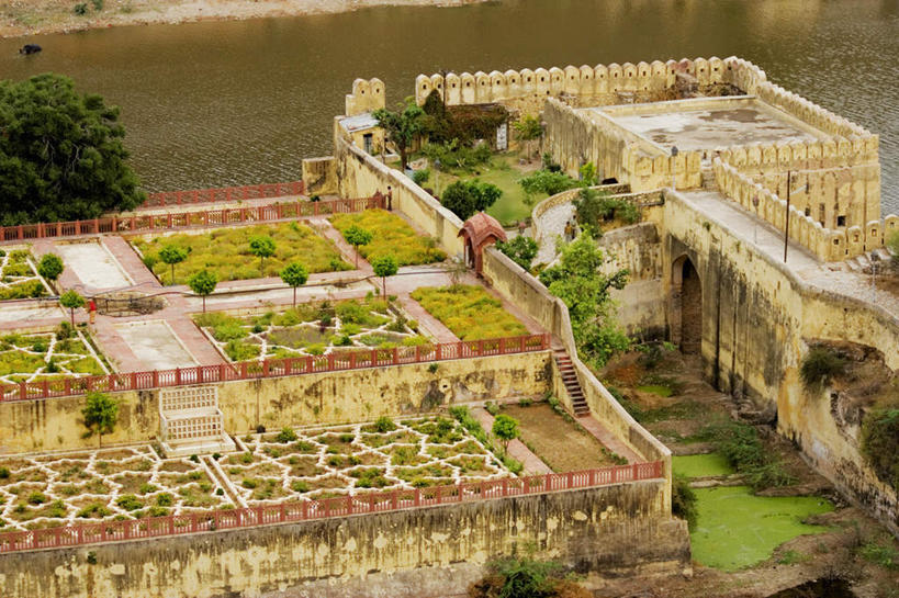 无人,横图,俯视,室外,白天,旅游,度假,草地,草坪,河流,石头,水,植物,标志建筑,地标,建筑,印度,亚洲,石子,堡垒,城堡,墙,河水,水流,娱乐,建设,墙壁,墙面,草,树,树木,绿色,自然,享受,休闲,旅游胜地,放松,生长,成长,要塞,南亚,首府,拉贾斯坦邦,拉贾斯坦,印度共和国,琥珀堡,红粉之城,斋普尔,设防,石块,彩图,高角度拍摄