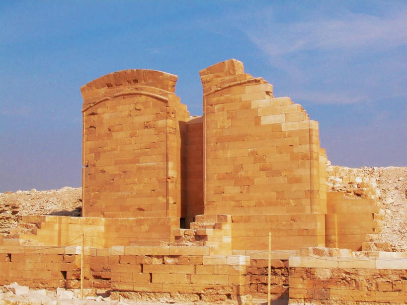 无人,横图,室外,白天,正面,旅游,度假,名胜古迹,地标,非洲,埃及,阴影,遗迹,光线,影子,墙,云,云朵,云彩,古迹,历史,文物,娱乐,古建筑,废墟,墙壁,墙面,蓝色,白云,蓝天,天空,阳光,天,享受,休闲,旅游胜地,金字塔,放松,晴朗,古埃及,古文明,北非,萨卡拉,古代七大奇迹,阿拉伯埃及共和国,金字塔之国,棉花之国,阿非利加洲,阶梯金字塔,塞加拉,圣卡拉梯形金字塔,晴空,彩图,标志性建筑