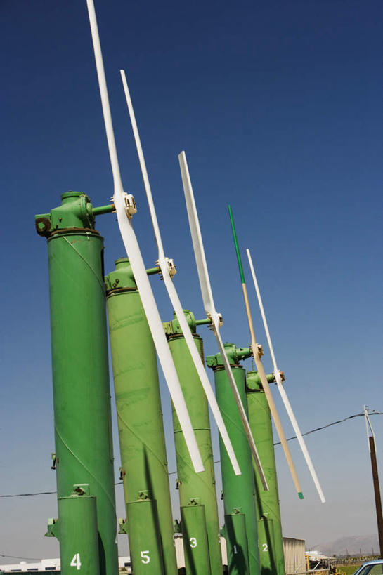 无人,竖图,室外,白天,仰视,农业,风能,风力发电机,风车,一排,许多,阴影,环保,整齐,电力,光线,影子,设备,排列,蓝色,蓝天,天空,阳光,天,发电,机械,工业,能源,晴朗,资源,风力机,队列,利用,低碳,万里无云,风力发电,晴空,晴空万里,彩图,低角度拍摄