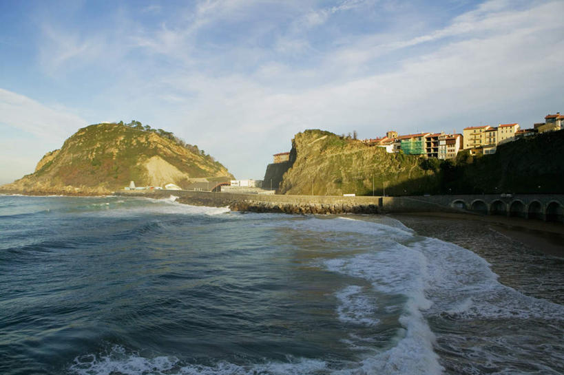 无人,家,横图,室外,白天,正面,度假,海浪,海洋,美景,沙滩,山,山脉,城市风光,城市,西班牙,欧洲,阴影,光线,沙子,影子,房屋,屋子,海岸,景观,浪花,山峰,云,云朵,公寓,沙地,山峦,云彩,娱乐,洋房,楼房,住宅,蓝色,白云,蓝天,天空,阳光,海水,群山,天,享受,休闲,景色,放松,晴朗,南欧,海景,西班牙王国,大海,风浪,海,海水的波动,海滩,近岸浪,涌浪,晴空,彩图,房子