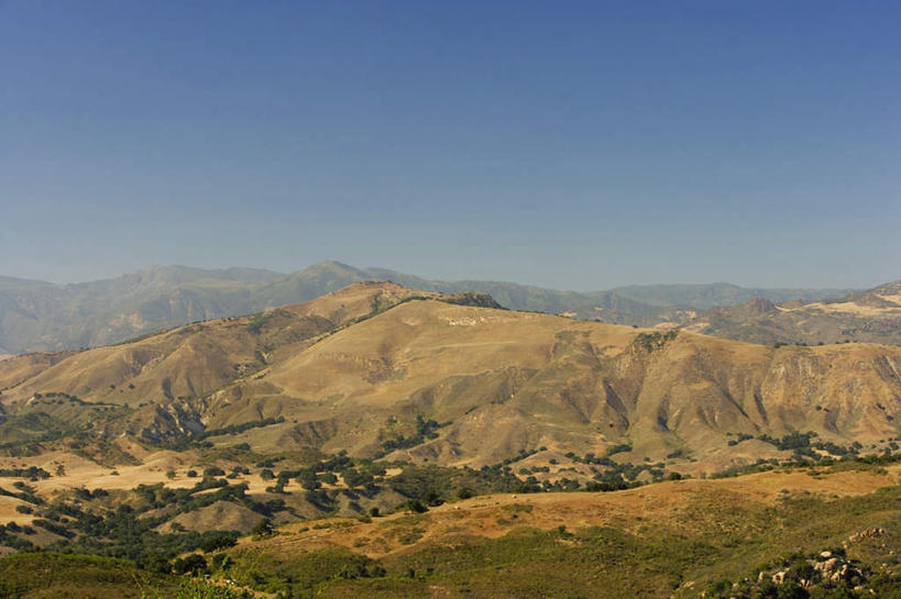 无人,家,横图,俯视,航拍,室外,白天,旅游,度假,美景,山,山脉,植物,阴影,光线,影子,房屋,屋子,景观,山峰,山峦,娱乐,楼房,住宅,树,树木,蓝色,绿色,蓝天,天空,阳光,自然,群山,天,享受,休闲,景色,放松,生长,晴朗,成长,连绵,绵延,鸟瞰,自然风光,万里无云,联贯,晴空,晴空万里,彩图,高角度拍摄,房子