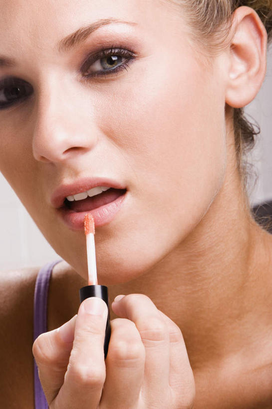 西方人,脸,头,脸颊,手,一个人,竖图,室内,特写,白天,正面,化妆,美容,时尚,吊带,欧洲,欧洲人,仅一个年轻女性,仅一个女性,仅一个人,护肤,握,服装,拿,拿着,注视,吊带衫,衣服,彩妆,观察,看,保养,享受,休闲,手部,放松,握着,保健,服饰,观看,单手,察看,美容工具,衣着,穿着,关注,养颜,化妆工具,唇线笔,衣饰,年轻女性,女人,女性,白种人,头部,脸部,脸蛋,面部,半身,彩图