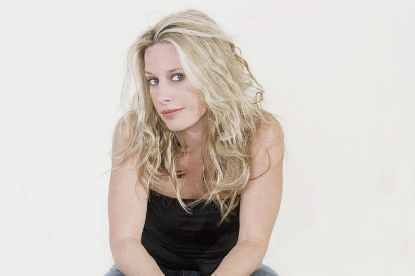 西方人,一个人,坐,横图,室内,白天,白色背景,正面,裙子,欧洲,欧洲人,仅一个年轻女性,仅一个女性,仅一个人,扭头,注视,长裙,黑色,观察,看,转头,摄影,影棚,观看,半身裙,察看,关注,年轻女性,女人,女性,白种人,坐着,半身,彩图,影棚拍摄,拍摄