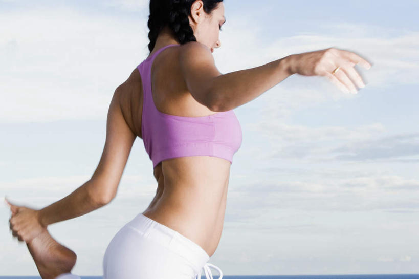 西方人,一个人,站,伸展双臂,横图,室外,白天,仰视,锻炼,瑜伽,运动,海浪,海洋,欧洲,欧洲人,仅一个年轻女性,仅一个女性,仅一个人,握,阴影,服装,光线,背心,影子,浪花,云,云朵,云彩,光脚,衣服,蓝色,紫色,白云,蓝天,天空,阳光,海水,天,站着,赤脚,抬脚,握着,养生,服饰,晴朗,衣着,穿着,海景,衣饰,露脐装,体育,年轻女性,女人,女性,白种人,大海,风浪,海,海水的波动,近岸浪,涌浪,晴空,敞开双臂,伸开双臂,展开双肩,站立,张开手臂,张开双臂,半身,彩图,低角度拍摄,健身,舞王式