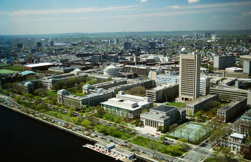 无人,学校,教学楼,高楼大厦,横图,俯视,航拍,室外,白天,度假,办公楼,草地,草坪,美景,植物,城市风光,城市,大厦,道路,建筑,路,摩天大楼,写字楼,公路,汽车,美国,阴影,光线,影子,地平线,景观,云,云朵,辽阔,地面,交通,云彩,娱乐,校园,车,草,树,树木,蓝色,绿色,白云,蓝天,天空,阳光,自然,楼宇,交通工具,轿车,天,享受,休闲,教室,广阔,商务楼,景色,放松,生长,晴朗,成长,一望无际,北美,北美洲,鸟瞰,载具,延伸,美洲,波士顿,马萨诸塞州,麻州,麻省,首府,马萨诸塞,麻塞诸塞,老殖民地,海湾之州,麻省理工学院,天地相交,美国雅典,豆豆城,宇宙的中心,山上的城,超验城,北亚美利加洲,亚美利加洲,无边无际,一马平川,剑桥市,晴空,马路,彩图,高角度拍摄,大楼,高层建筑,高楼,教学大楼,摩天楼,麻省理工