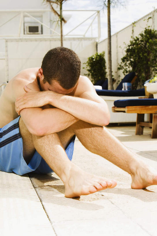 西方人,一个人,坐,双手交叉,竖图,室外,白天,正面,植物,椅子,欧洲,欧洲人,仅一个男性,仅一个人,泳裤,躺椅,裸露,树,树木,仅一个年轻男性,绿色,自然,低头,生长,成长,沙滩椅,双手抱胸,裸,垂头,男人,男性,年轻男性,白种人,坐着,半身,彩图