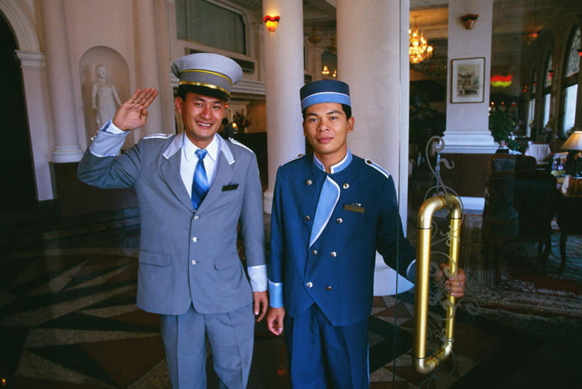 两个人,伙伴,朋友,服务员,宾馆,站,笑,微笑,露齿笑,横图,室内,白天,正面,西装,友谊,合作,团队,门,帽子,握,套装,正装,拿,拿着,注视,职业装,把手,门把手,门框,观察,看,站着,战略,握着,军帽,观看,门把,察看,敬礼,关注,联合,合谋,还礼,配合,协作,男人,男性,年轻男性,中年男性,服务生,侍者,拉手,站立,半身,彩图,客店,客栈,旅店,旅馆,旅舍,汽车旅馆