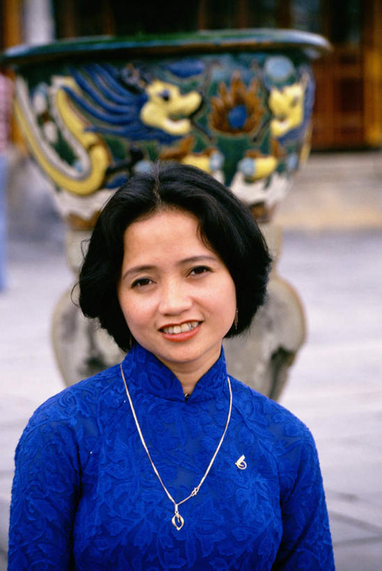 东方人,一个人,站,笑,微笑,露齿笑,竖图,室外,白天,正面,民族服装,绘画,花瓶,项链,亚洲,仅一个年轻女性,仅一个女性,仅一个人,朦胧,模糊,彩绘,瓷器,陶瓷,陶瓷制品,注视,黄种人,装饰品,蓝色,瓶子,饰品,首饰,观察,看,站着,服饰,活泼,观看,察看,陶艺,关注,彩釉,年轻女性,女人,女性,亚洲人,画画,站立,半身,彩图,传统服装,民俗服,奥黛