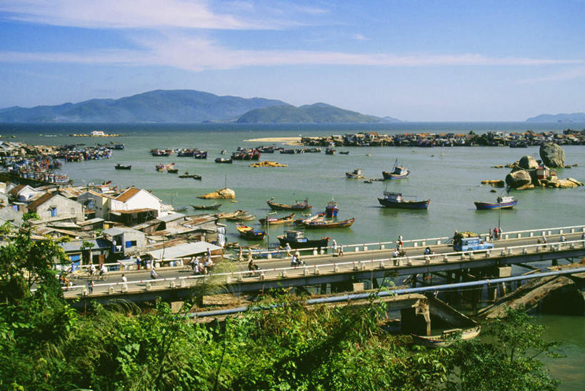 帆船,无人,家,横图,俯视,室外,白天,度假,美景,山,山脉,树林,植物,城市风光,城市,大桥,立交桥,桥梁,船,越南,亚洲,许多,阴影,光线,影子,房屋,屋子,景观,山峰,云,云朵,高架,公寓,斜拉桥,桥,山峦,云彩,娱乐,洋房,楼房,住宅,树,树木,蓝色,绿色,白云,蓝天,天空,阳光,自然,交通工具,群山,天,享受,休闲,景色,放松,东南亚,生长,晴朗,成长,载具,首府,越南社会主义共和国,芽庄,庆和省,晴空,彩图,高角度拍摄,房子