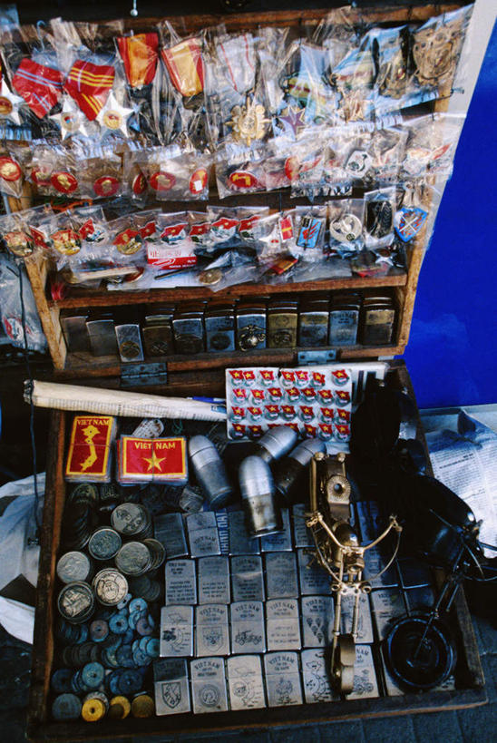 无人,商店,竖图,俯视,室内,特写,白天,游戏,赌博,贪欲,竞争,自行车,扑克牌,纸牌,玩具,扑克,越南,亚洲,塑料,玩,娱乐,商铺,刺激,车,脚踏车,盒子,模型,容器,塑料制品,交通工具,休闲,东南亚,活动,储藏,储存,发泄,消遣,智力,载具,赌具,投机,侥幸,欲望,越南社会主义共和国,胡志明市,宣泄,市肆,商号,胡志明,玩耍,嬉戏,彩图,高角度拍摄,店铺,胜负,输赢,贮存