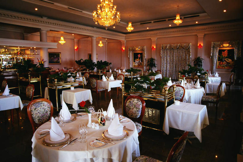 无人,餐厅,横图,室内,白天,正面,度假,美景,植物,餐桌,桌子,城市风光,城市,餐具,椅子,照明,越南,亚洲,碟子,盘,盆栽,木椅,景观,灯光,盆景,娱乐,吊灯,灯,绿色,自然,盘子,餐巾,灯具,碟,享受,休闲,景色,放松,东南亚,生长,成长,餐台,照亮,照明设备,越南社会主义共和国,胡志明市,胡志明,保洁方巾,口布,彩图,餐馆,饭店,饭馆