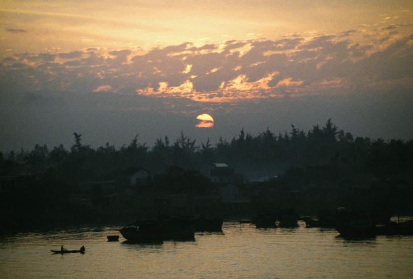 无人,横图,俯视,室外,白天,旅游,度假,河流,美景,日落,森林,树林,水,太阳,植物,越南,亚洲,阴影,光线,影子,河水,景观,水流,晚霞,霞光,落日,娱乐,树,树木,绿色,阳光,自然,黄昏,享受,休闲,景色,彩霞,放松,东南亚,生长,成长,自然风光,越南社会主义共和国,省会,夕照,承天顺化省,平治天省,夕阳,彩图,高角度拍摄,斜阳,顺化