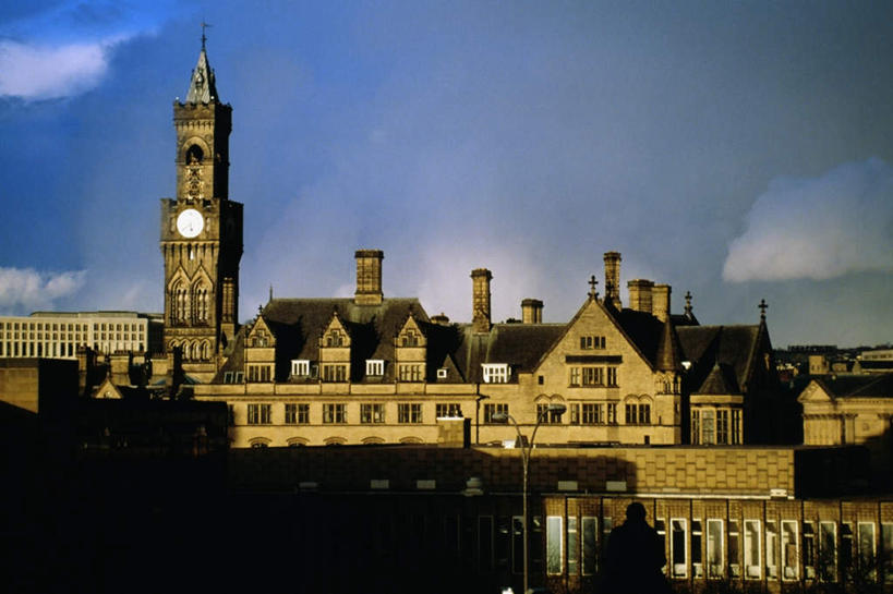 无人,家,横图,室外,白天,正面,度假,美景,城市风光,城市,路灯,照明,英国,欧洲,阴影,时间,光线,时钟,影子,房屋,屋子,景观,云,云朵,公寓,灯光,计时,云彩,娱乐,洋房,楼房,英格兰,住宅,灯,蓝色,白云,蓝天,天空,阳光,钟表,天,享受,休闲,表,景色,放松,晴朗,照亮,照明设备,西欧,大不列颠,大不列颠及北爱尔兰联合王国,塔钟,大不列颠联合王国,日不落英帝国,英吉利,西约克郡,布拉德福德,布拉德福德市,钟,晴空,彩图,房子