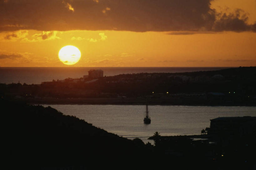 帆船,无人,横图,室外,白天,正面,旅游,度假,岛屿,海浪,海洋,美景,日落,树林,太阳,植物,船,加勒比海,一艘,阴影,光线,影子,岛,景观,浪花,水平线,晚霞,霞光,落日,辽阔,海平线,背光,娱乐,树,树木,绿色,阳光,自然,海水,黄昏,交通工具,享受,休闲,广阔,景色,彩霞,南美,放松,生长,成长,一望无际,南美洲,拉丁美洲,自然风光,载具,美洲,逆光,海景,维京群岛,亚美利加洲,南亚美利加洲,处女群岛,美属处女群岛,美属维尔京群岛,维尔京群岛,无边无际,一马平川,夕照,美属维京群岛,圣克罗伊岛,大海,风浪,海,海水的波动,近岸浪,列岛,群岛,涌浪,诸岛,夕阳,彩图,水天相接,水天一线,斜阳