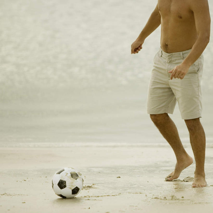 西方人,腿部,脚,脚趾,脚趾甲,腿,一个人,跳,方图,室外,白天,侧面,足球,海浪,海洋,沙滩,欧洲,欧洲人,仅一个男性,仅一个人,短裤,裤子,沙子,海岸,浪花,足球装备,沙地,光脚,运动器械,仅一个年轻男性,一个,海水,赤脚,健身器械,沙滩裤,单个,健身器材,海景,蹴鞠,足球运动,男人,男性,年轻男性,白种人,脚指甲,大海,风浪,海,海水的波动,海滩,近岸浪,涌浪,跳跃,半身,彩图,运动器材