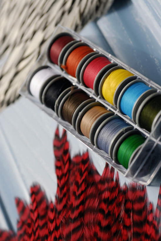 无人,竖图,俯视,彩色,室外,特写,白天,静物,羽毛,阴影,朦胧,模糊,轻盈,柔软,反射,影子,红色,五颜六色,渔具,色彩斑斓,五彩缤纷,鱼线轮,卷线器,轻柔,五彩斑斓,五光十色,彩图,高角度拍摄