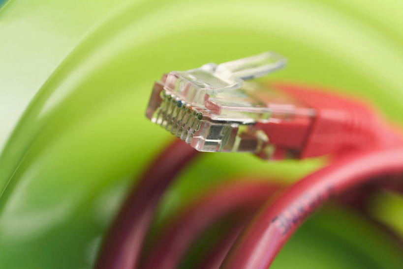 无人,横图,俯视,室内,特写,白天,通讯,数据,静物,阴影,朦胧,模糊,环绕,缠绕,反射,传输,影子,红色,网线,水晶头,纠缠,线缆,彩图,高角度拍摄