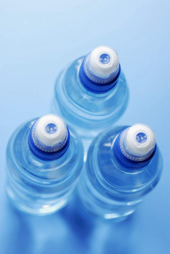 无人,竖图,俯视,室内,特写,白天,水,餐桌,桌子,阴影,蓝色背景,反射,液体,影子,饮用水,三个,瓶子,塑料制品,矿泉水,塑料瓶,摄影,影棚,餐台,三瓶,蒸馏水,彩图,高角度拍摄,影棚拍摄,拍摄