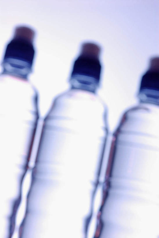 无人,竖图,室内,特写,白天,白色背景,仰视,水,一排,朦胧,模糊,整齐,液体,饮用水,排列,三个,瓶子,塑料制品,矿泉水,塑料瓶,摄影,影棚,队列,三瓶,蒸馏水,彩图,低角度拍摄,影棚拍摄,拍摄