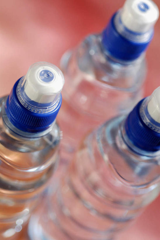 无人,竖图,俯视,室内,特写,白天,水,餐桌,桌子,阴影,朦胧,模糊,反射,液体,影子,饮用水,三个,瓶子,塑料制品,矿泉水,塑料瓶,摄影,影棚,餐台,三瓶,蒸馏水,彩图,高角度拍摄,影棚拍摄,拍摄