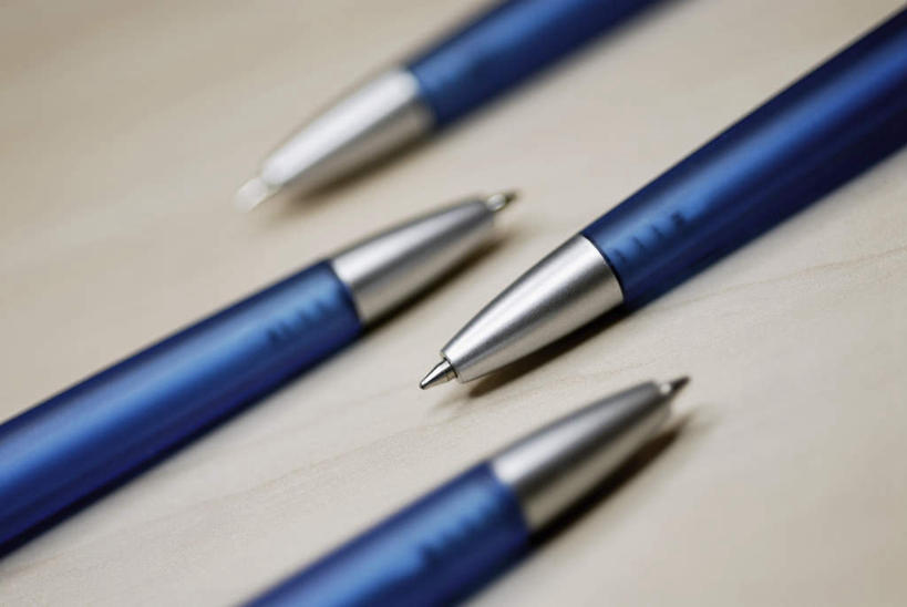 无人,横图,俯视,室内,特写,白天,桌子,静物,一排,阴影,朦胧,模糊,整齐,反射,笔,影子,办公用品,圆珠笔,书桌,文具,排列,蓝色,课桌,学习用品,四支,摄影,影棚,文具用品,队列,彩图,高角度拍摄,影棚拍摄,拍摄