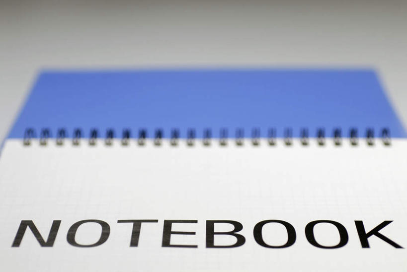 无人,横图,俯视,室内,特写,白天,桌子,静物,一本,朦胧,模糊,英文,标志,文字,字符,字母,记事本,标识,书桌,本子,笔记本,课桌,打开,翻开,英文字母,掀开,彩图,高角度拍摄