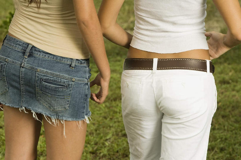 西方人,两个人,伙伴,朋友,站,横图,室外,特写,白天,裙子,友谊,草地,草坪,植物,欧洲,欧洲人,服装,休闲装,腰带,草,背面,衣服,绿色,站着,休闲,休闲服,短裙,服饰,皮带,半身裙,牛仔裙,配饰,裤带,友情,年轻女性,女人,女性,白种人,站立,半身,彩图