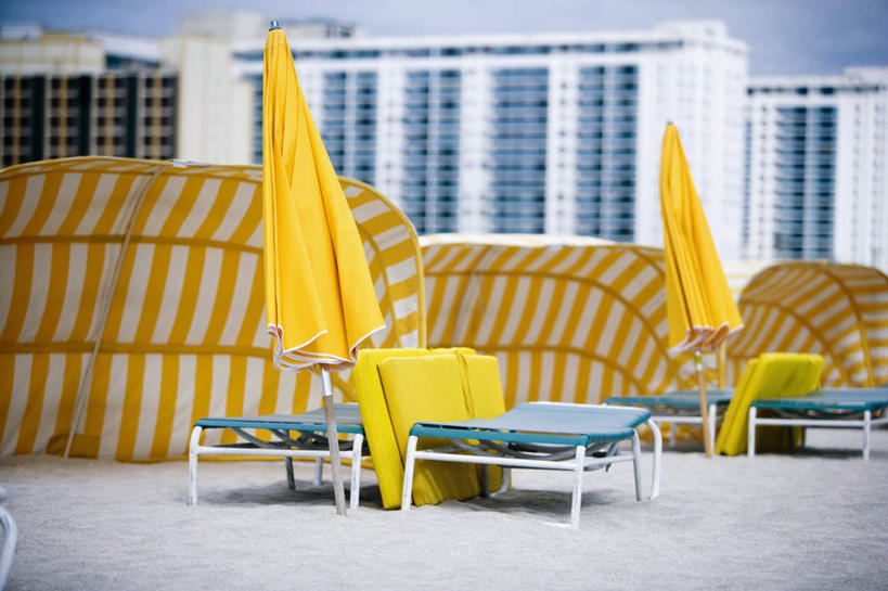 无人,家,横图,室外,白天,正面,旅游,度假,美景,沙滩,窗户,椅子,阴影,光线,伞,沙子,影子,雨伞,遮阳伞,房屋,墙,躺椅,屋子,海岸,景观,公寓,沙地,娱乐,阳伞,洋房,楼房,玻璃窗,墙壁,墙面,住宅,蓝色,蓝天,天空,阳光,自然,天,享受,休闲,景色,放松,晴朗,沙滩椅,太阳伞,自然风光,万里无云,海滩,晴空,晴空万里,彩图,房子