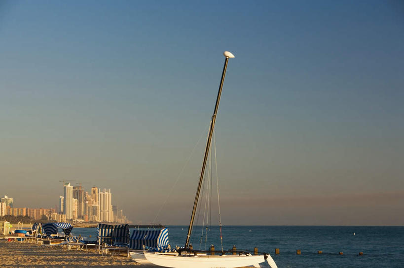 帆船,无人,家,横图,室外,白天,正面,旅游,度假,海浪,海洋,美景,日落,沙滩,船,沙子,房屋,屋子,海岸,景观,浪花,水平线,晚霞,霞光,落日,公寓,辽阔,海平线,沙地,娱乐,洋房,楼房,住宅,自然,海水,黄昏,交通工具,享受,休闲,广阔,景色,彩霞,放松,一望无际,自然风光,载具,海景,无边无际,一马平川,夕照,大海,风浪,海,海水的波动,海滩,近岸浪,涌浪,夕阳,彩图,房子,水天相接,水天一线,斜阳