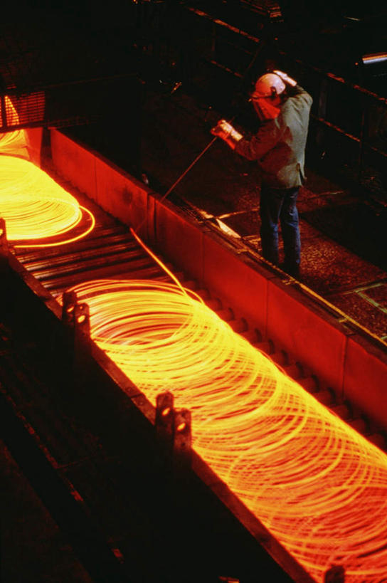 西方人,一个人,工厂,站,竖图,俯视,室内,白天,安全,帽子,金属制品,欧洲,欧洲人,仅一个男性,仅一个人,仅一个中年男性,握,服装,融化,金属,头盔,防护,拿,拿着,注视,衣服,安全帽,观察,看,站着,握着,服饰,观看,保护,察看,衣着,穿着,关注,保险,熔炉,熔化,保全,周全,安稳,安定,衣饰,溶化,熔解,消溶,平安,男人,男性,中年男性,白种人,站立,彩图,高角度拍摄,全身,工地,制造厂