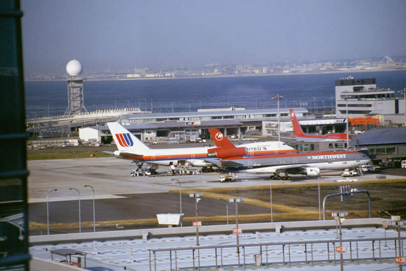 无人,机场,横图,俯视,室外,白天,度假,草地,草坪,河流,美景,水,植物,城市风光,城市,飞机,飞机场,日本,亚洲,阴影,光线,影子,河水,景观,水流,交通,娱乐,航空,草,蓝色,绿色,蓝天,天空,阳光,交通工具,天,享受,休闲,景色,放松,运输,大阪,晴朗,客机,载具,东亚,本州,万里无云,大阪府,本州岛,日本国,近畿地方,关西国际机场,近畿,航空站,空港,晴空,晴空万里,彩图,高角度拍摄