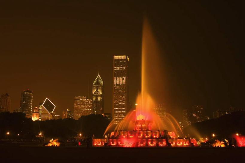 无人,高楼大厦,横图,彩色,室外,夜晚,正面,度假,办公楼,美景,城市风光,城市,大厦,建筑,摩天大楼,霓虹灯,喷泉,写字楼,夜景,美国,阴影,飞溅,溅,光线,液体,影子,景观,水滴,灯光,七彩,文化,娱乐,光源,霓虹,灯,水珠,楼宇,品味,享受,休闲,商务楼,景色,放松,北美,北美洲,照明设备,喷洒,美洲,水景,伊利诺斯州,芝加哥,世界屠猪城,巨肩之城,劳动之城,伊利诺伊,伊利诺伊州,伊利诺州,白金汉喷泉,芝加哥市,芝城,林肯之地,氖灯,北亚美利加洲,亚美利加洲,美观,设计,彩图,大楼,高层建筑,高楼,摩天楼
