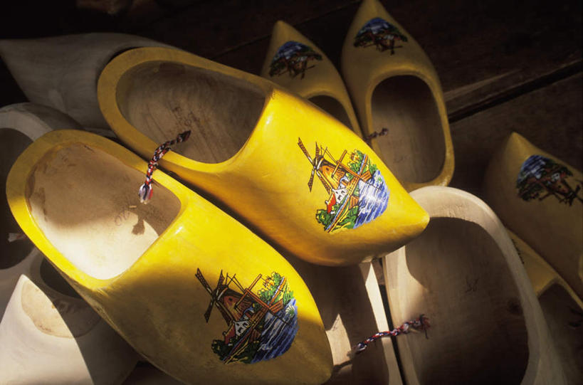 无人,商店,横图,俯视,室外,特写,白天,购物,消费,静物,鞋子,欧洲,荷兰,阴影,花纹,装饰,光线,木制,影子,首都,商铺,黄色,阳光,木制品,金融,华丽,修饰,点缀,西欧,平底鞋,选购,贸易,阿姆斯特丹,衬托,美观,雅致,雅观,血拼,荷兰王国,尼德兰王国,市肆,商号,彩图,高角度拍摄,店铺