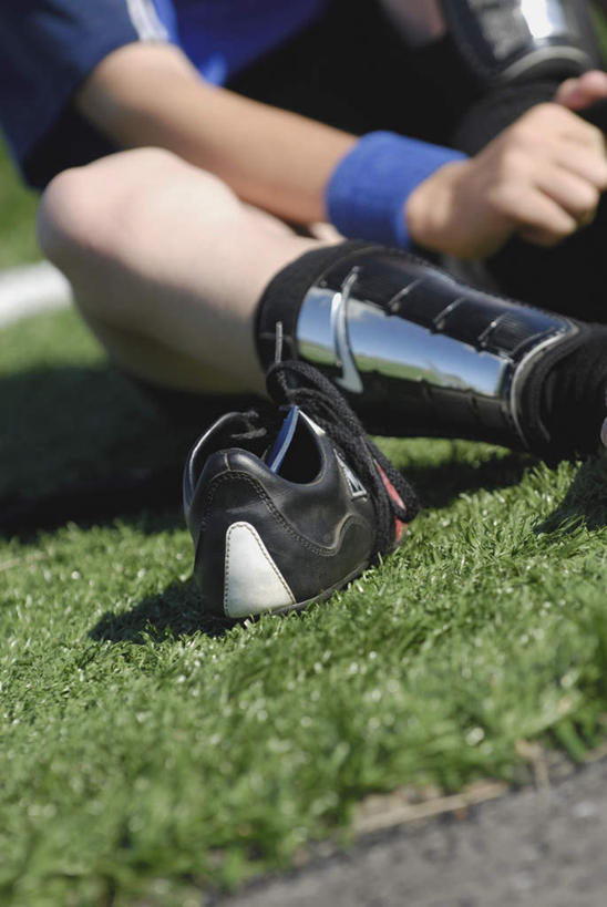 西方人,一个人,运动员,坐,竖图,室外,白天,正面,运动服,运动鞋,足球,鞋子,欧洲,欧洲人,仅一个男性,仅一个人,握,阴影,服装,朦胧,模糊,光线,影子,足球鞋,足球装备,拿,足球运动员,拿着,运动器械,仅一个年轻男性,衣服,阳光,健身器械,握着,服饰,衣着,穿着,健身器材,鞋钉,蹴鞠,衣饰,足球运动,男人,男性,年轻男性,白种人,体育运动员,运动选手,坐着,半身,彩图,运动器材,运动装