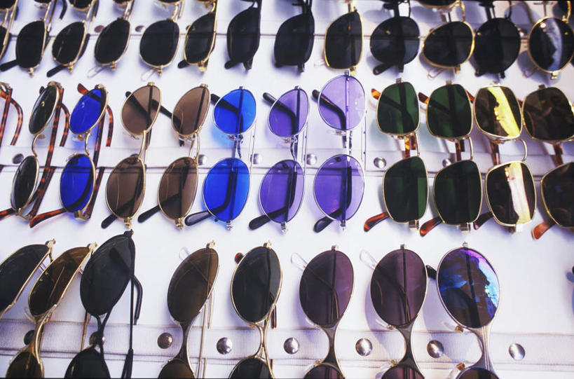 无人,商店,横图,俯视,室内,特写,白天,静物,印度尼西亚,印尼,亚洲,许多,墨镜,眼镜,商铺,货架,架子,排列,太阳镜,太阳眼镜,遮阳镜,巴厘岛,东南亚,陈列架,印度尼西亚共和国,超市货架,市肆,商号,摆列,巴厘省,彩图,高角度拍摄,店铺,布列,分列