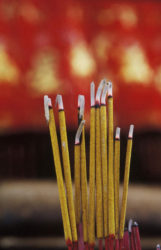 无人,寺庙,竖图,室内,特写,白天,正面,蜡烛,节日,朦胧,模糊,烟雾,燃烧,文化,佛香,香火,香烛,庙宇,祈祷,健康,许愿,宗教,信仰,烧香,纪念,祈求,平安,彩图,庙,寺