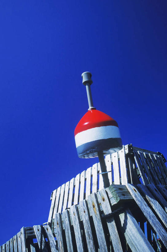 无人,竖图,室外,白天,仰视,椅子,钓鱼竿,阴影,光线,影子,躺椅,蓝色,蓝天,天空,阳光,天,晴朗,渔具,沙滩椅,万里无云,钓竿,鱼竿,晴空,晴空万里,彩图,低角度拍摄,钓鱼