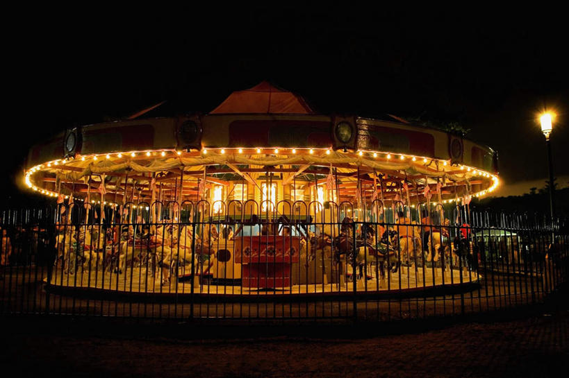 无人,游乐园,栏杆,横图,室外,夜晚,正面,游戏,路灯,游乐场,照明,阴影,光线,影子,围栏,灯光,玩,娱乐,护栏,灯,休闲,旋转木马,游乐设施,活动,照亮,照明设备,发泄,消遣,智力,木马,宣泄,乐园,游艺设施,玩耍,嬉戏,彩图