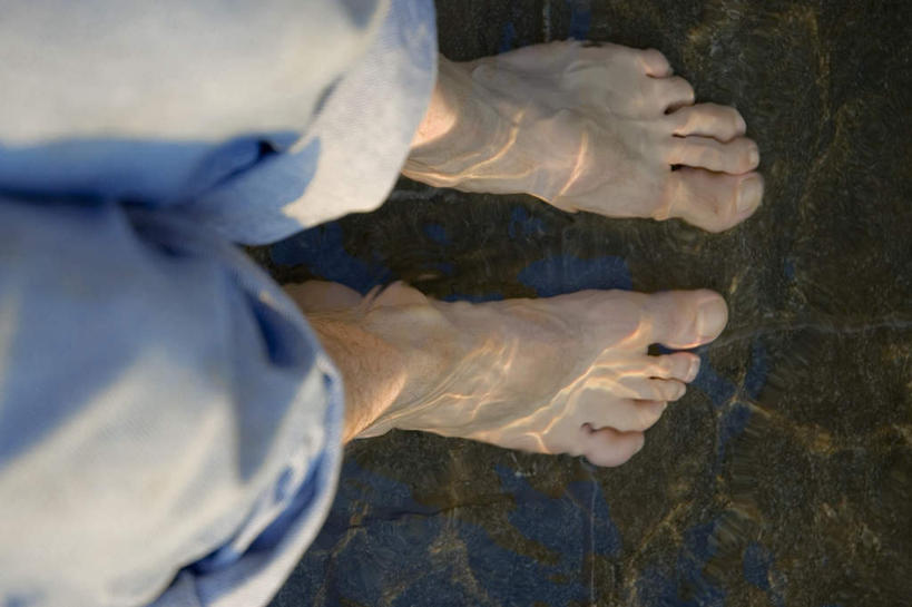 西方人,腿部,脚,脚趾,脚趾甲,腿,一个人,坐,横图,俯视,室外,特写,白天,河流,石头,水,欧洲,欧洲人,仅一个男性,仅一个人,波纹,裤子,朦胧,模糊,石子,河水,水流,涟漪,牛仔裤,光脚,仅一个年轻男性,水纹,波浪,赤脚,水晕,男人,男性,年轻男性,白种人,脚指甲,石块,坐着,半身,彩图,高角度拍摄