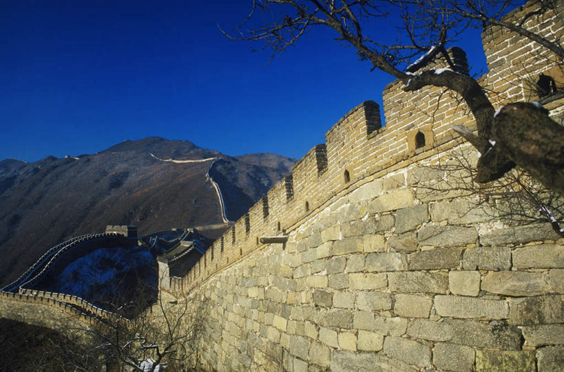 无人,横图,室外,白天,正面,旅游,度假,名胜古迹,山,山脉,植物,地标,长城,中国,亚洲,阴影,遗迹,光线,影子,墙,山峰,枝条,山峦,古迹,文物,娱乐,古建筑,墙壁,墙面,树,树木,树枝,蓝色,蓝天,天空,阳光,群山,天,享受,休闲,旅游胜地,放松,晴朗,连绵,绵延,万里长城,古文明,东亚,世界文化遗产,万里无云,中华人民共和国,联贯,虬枝,枝杈,晴空,晴空万里,彩图,标志性建筑