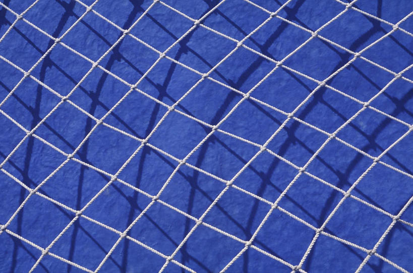 无人,横图,室外,特写,白天,正面,金属制品,阴影,透明,光线,纹路,金属,纹理,影子,银色,铁丝网,蓝色,阳光,肌理,理智,沉静,冷色,高深,冷淡,铁蒺藜,彩图