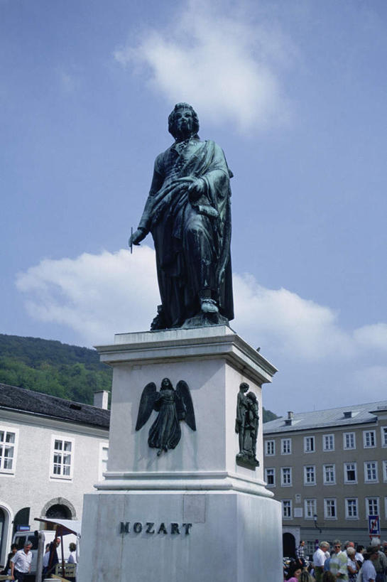 西方人,站,走,竖图,室外,白天,仰视,旅游,度假,标志建筑,地标,建筑,雕塑,奥地利,欧洲,欧洲人,行人,游客,游人,阴影,服装,艺术,装饰,光线,雕刻,雕像,影子,云,云朵,许多人,云彩,注视,休闲装,娱乐,建设,路人,旅客,衣服,蓝色,白云,蓝天,天空,阳光,工艺品,天,观察,看,站着,一群人,享受,休闲,休闲服,旅游胜地,放松,服饰,晴朗,观看,纪念,美术,察看,关注,主题,陈列,中欧,首府,萨尔斯堡,莫扎特,功能,美学,奥地利共和国,萨尔茨堡,萨尔茨堡州,过客,沃尔夫冈.阿玛多伊斯.莫扎特,男人,男性,女人,女性,中年男性,中年女性,白种人,晴空,作曲家,步行,散步,站立,走路,半身,彩图,低角度拍摄