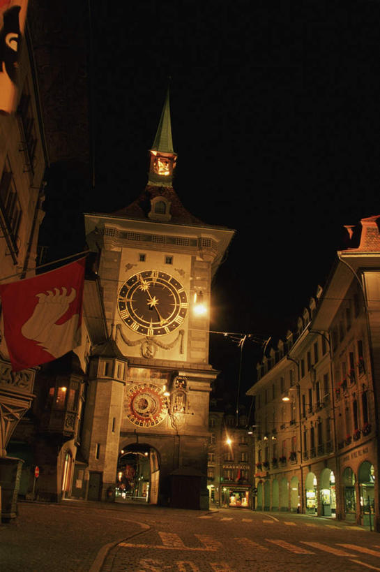 无人,家,竖图,室外,夜晚,仰视,度假,美景,城市风光,城市,道路,路,路灯,公路,旗帜,照明,瑞士,欧洲,阴影,时间,光线,时钟,影子,房屋,屋子,景观,公寓,灯光,交通,首都,计时,娱乐,旗子,洋房,楼房,伯尔尼,住宅,灯,钟表,享受,休闲,表,景色,放松,照亮,照明设备,中欧,首府,塔钟,瑞士联邦,旌旗,旗号,伯尔尼州,钟,马路,彩图,低角度拍摄,房子