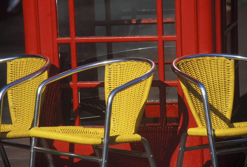 无人,横图,室外,白天,正面,窗户,椅子,阴影,光线,影子,墙,三把,玻璃窗,墙壁,墙面,黄色,红色,阳光,彩图