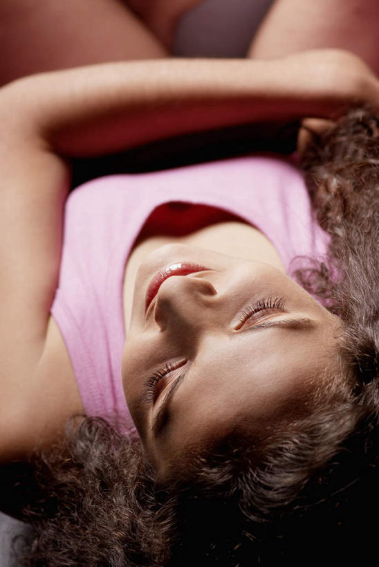 西方人,一个人,躺,闭眼,睡,竖图,俯视,室内,白天,欧洲,欧洲人,仅一个年轻女性,仅一个女性,仅一个人,服装,背心,衣服,粉色,服饰,衣着,穿着,衣饰,露脐装,卧着,年轻女性,女人,女性,白种人,闭眼睛,闭着眼,闭着眼睛,困,困觉,寝息,睡觉,躺着,卧,半身,彩图,高角度拍摄